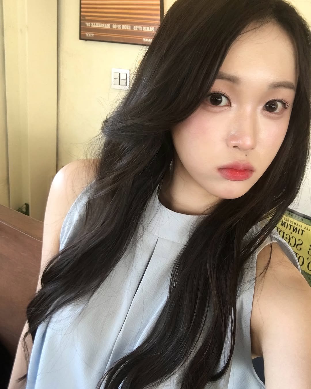 Photo by 우린 on September 25, 2025. May be a selfie of one or more people, braids, lipstick, top and text.