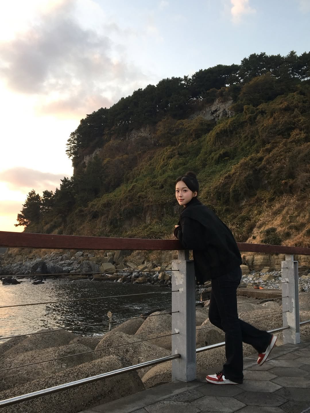 Photo by 우린 on February 16, 2026. May be an image of twilight, ocean, coast and text.