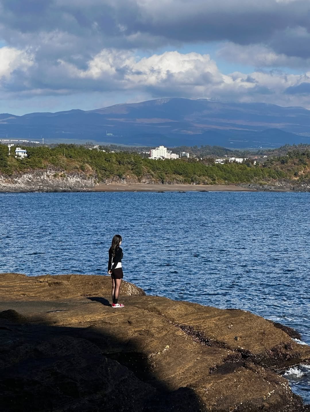 Photo by 우린 on February 18, 2026. May be an image of cloud, ocean, lake, water and text.