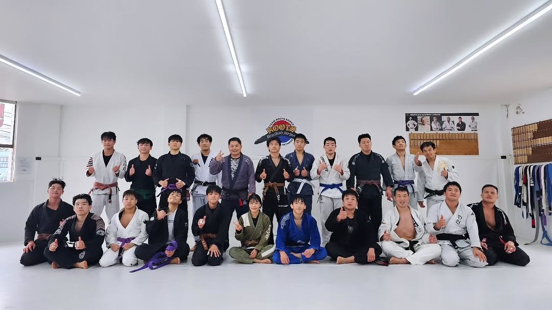 Photo by 조원희(JO.WONHEE) in 팀루츠 작전동주짓수 with @rootsbjjkorea, @won.hee_bjj, @cho.c__o, @roots_hyeonki, @_f.lory, @koo_boncheol, @jae0_bjj, @asmkor_bigfoot_bjj, @wksux7, @manfer_hong, @bjj_w0n, @choi.wise62, @kxcts_07, @titus_bjj, @msg_96_, @jihhn10, @bjj_hongeongi, and @asmkor_teamtomabjj_unyang. May be an image of martial arts, belt and text.