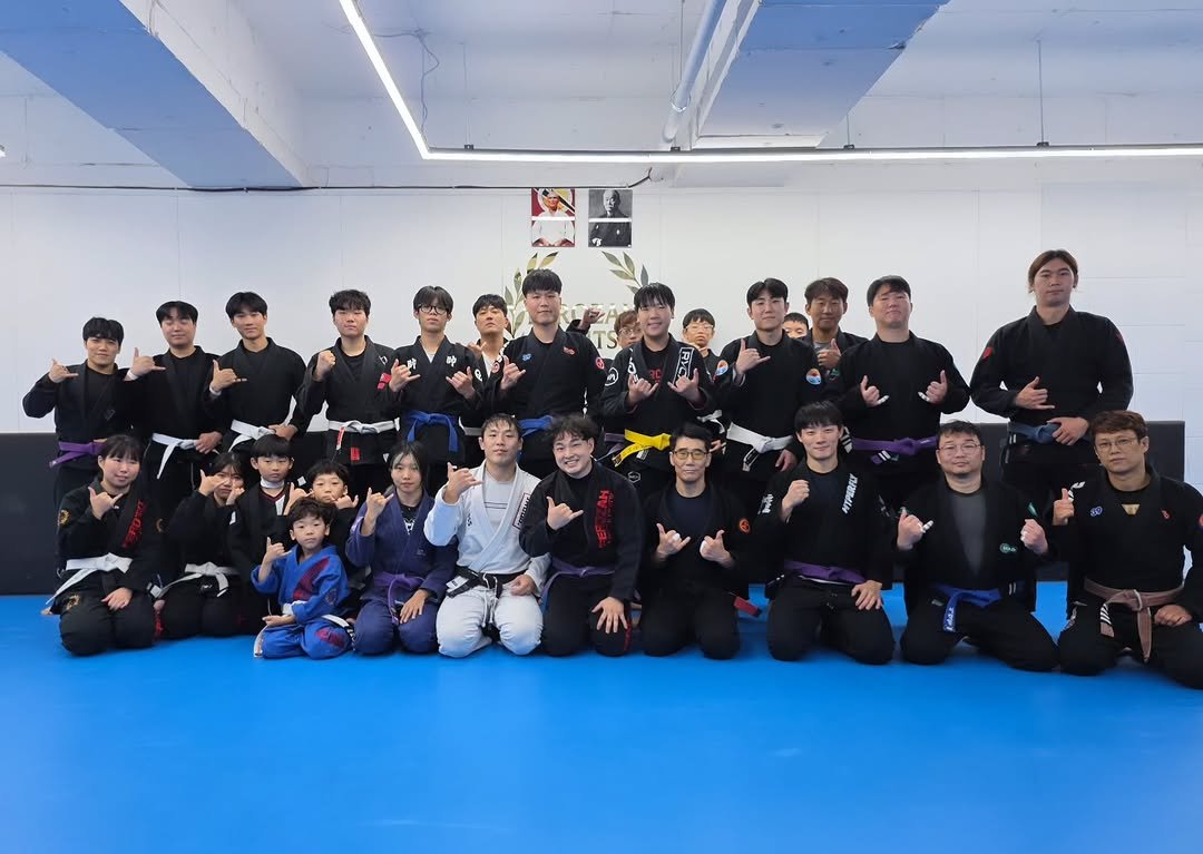Photo by 조원희(JO.WONHEE) in 김해 장유 with @winx_woojin, and @ferozah_zelo_jiujitsu. May be an image of 10 people, people performing martial arts, belt and text.
