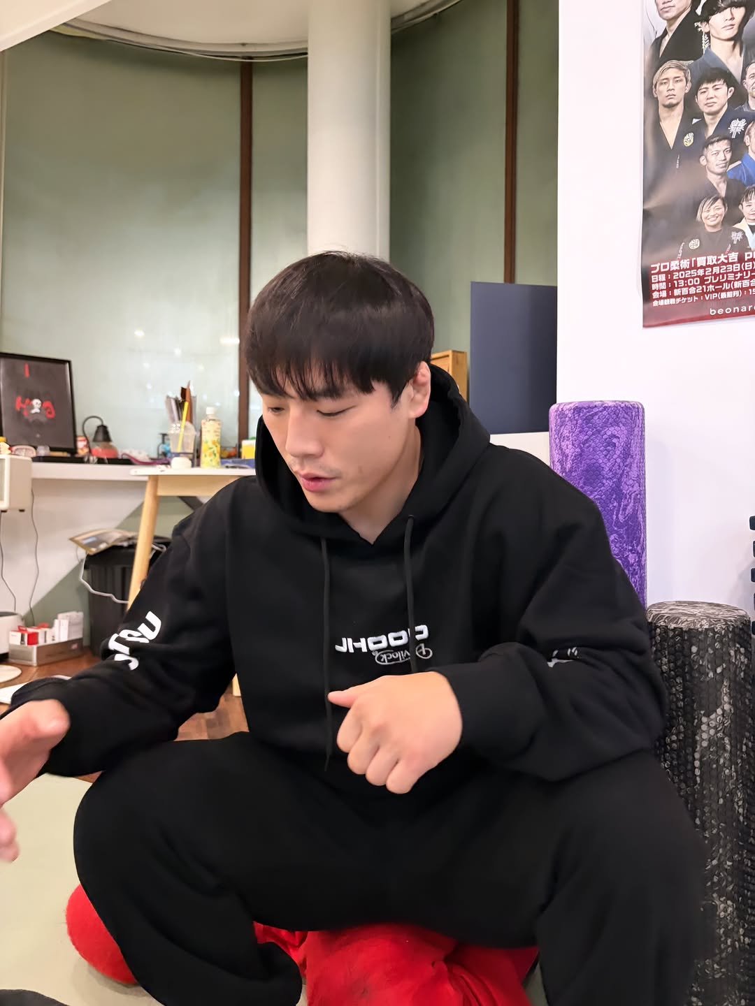 Photo by 조원희(JO.WONHEE) on December 23, 2025. May be an image of sweatshirt, parka, sweatpants and text.