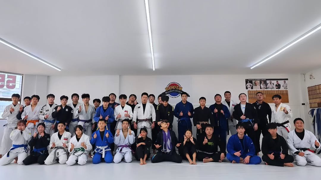 Photo by 조원희(JO.WONHEE) in 팀루츠 작전동주짓수 with @rootsbjjkorea, @won.hee_bjj, @hwang.hyunha, @roots_hyeonki, @kang_ram_sun, @wonjitsu, @_f.lory, @koo_boncheol, @m_sc_97, @jae0_bjj, @asmkor_bigfoot_bjj, @ddasol_bjj, @sxunx.xin_bjj, @titus_bjj, @msg_96_, and @asmkor_teamtomabjj_unyang. May be an image of martial arts, belt and text.