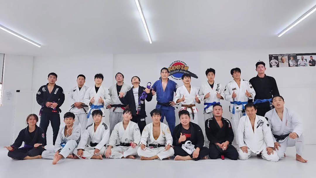 Photo by 조원희(JO.WONHEE) in 팀루츠 작전동주짓수 with @rootsbjjkorea, @won.hee_bjj, @jinseok.___.bae, @cho.c__o, @koj_bjj, @roots_hyeonki, @jae0_bjj, @asmkor_bigfoot_bjj, @manfer_hong, @bjj_w0n, @kxcts_07, @sxunx.xin_bjj, @titus_bjj, @msg___96, @lira_teamroots, and @soncloudjw. May be an image of 18 people, people performing martial arts, belt and text.