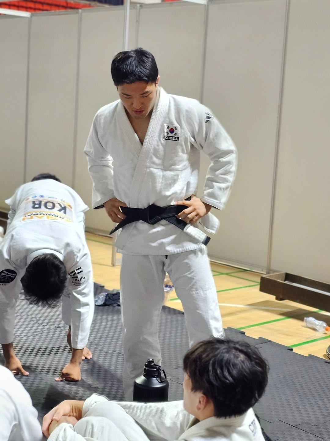 Photo by 조원희(JO.WONHEE) on September 24, 2025. May be an image of 3 people, people performing martial arts, belt and text.