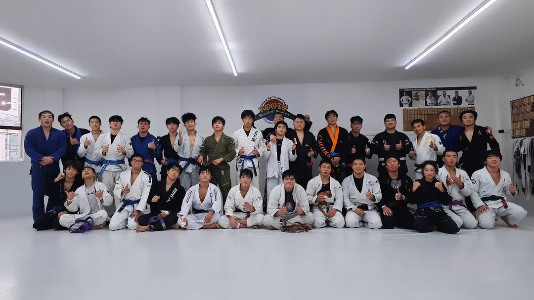 Photo by 조원희(JO.WONHEE) in 팀루츠 작전동주짓수 with @rootsbjjkorea, @tommy.chung_81, @bjj_lover, @cho.c__o, @hyungjoon_1, @wonjitsu, @koo_boncheol, @harang0012, @jae0_bjj, @joehyunseo, @seopieee, @asmkor_bigfoot_bjj, @bjj_w0n, @kevinobro123, @kxcts_07, @bjjsh_08xx, @sxunx.xin_bjj, @titus_bjj, @msg_96_, and @asmkor_teamtomabjj_unyang. May be an image of martial arts, belt and text.