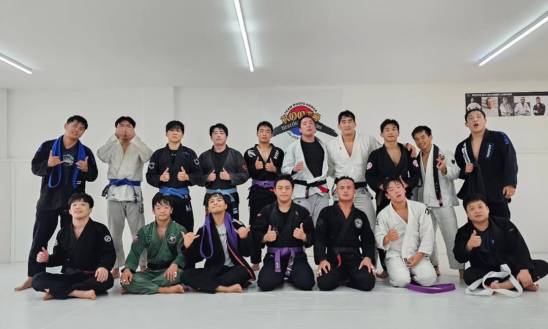 Photo by 조원희(JO.WONHEE) in 팀루츠 작전동주짓수 with @rootsbjjkorea, @won.hee_bjj, @jinseok.___.bae, @sumin.eun, @koj_bjj, @roots_hyeonki, @jae0_bjj, @k_hyunk_, @asmkor_bigfoot_bjj, @bjj_w0n, @kevinobro123, @jjxjjxtxjixjjxjjx, @kxcts_07, @msg___96, @jemulpo.bjj, and @lira_teamroots. May be an image of 17 people, people performing martial arts, belt and text.