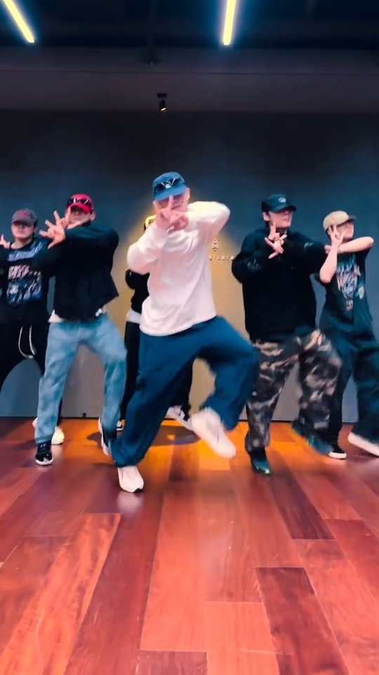 wonho_offcl 게시물 이미지: It's TEAM WONHO🔥

#WONHO #원호