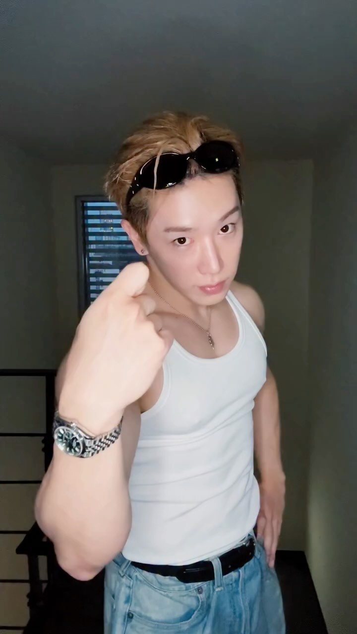 wonho_offcl 게시물 이미지: knock knock🕶️

#원호 #WONHO