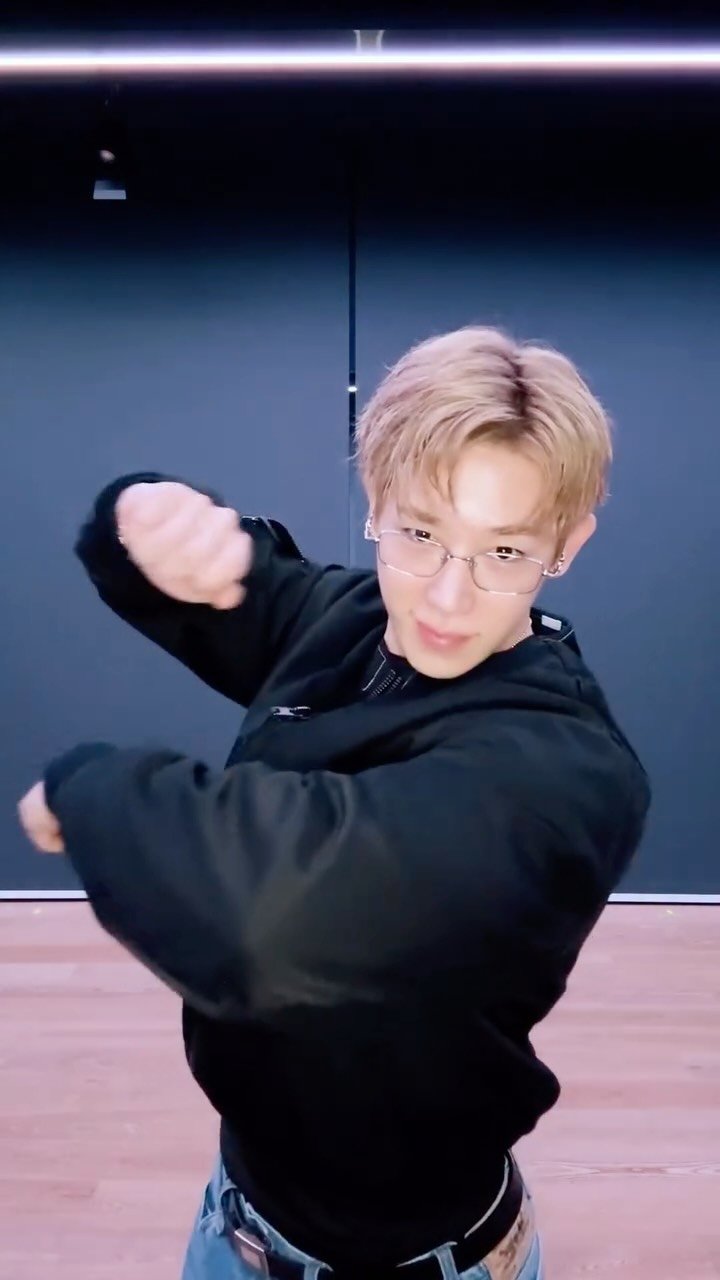 wonho_offcl 게시물 이미지: 朝の光の中で✨☀️

#원호 #WONHO