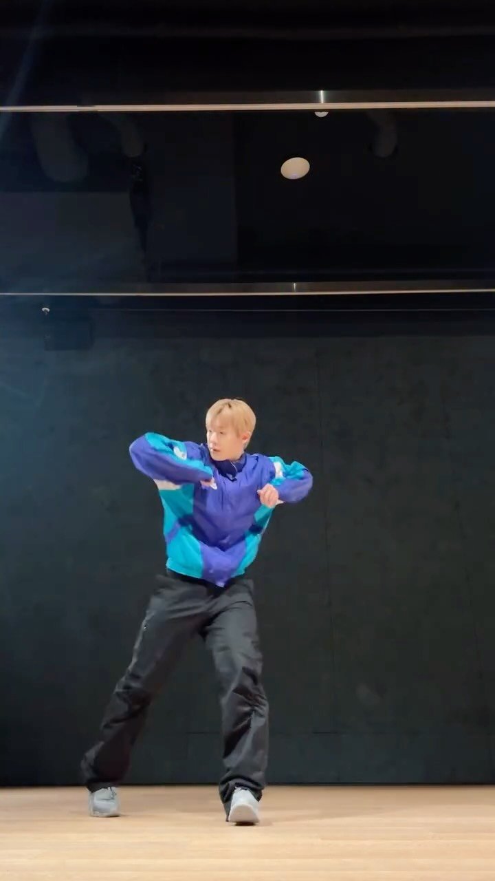 wonho_offcl 게시물 이미지: cwalk👟

#원호 #WONHO