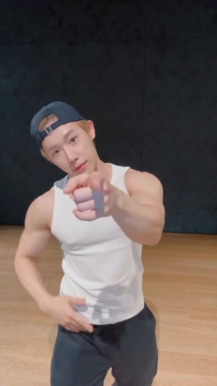 wonho_offcl 게시물 이미지: 😼🙌

#원호 #WONHO