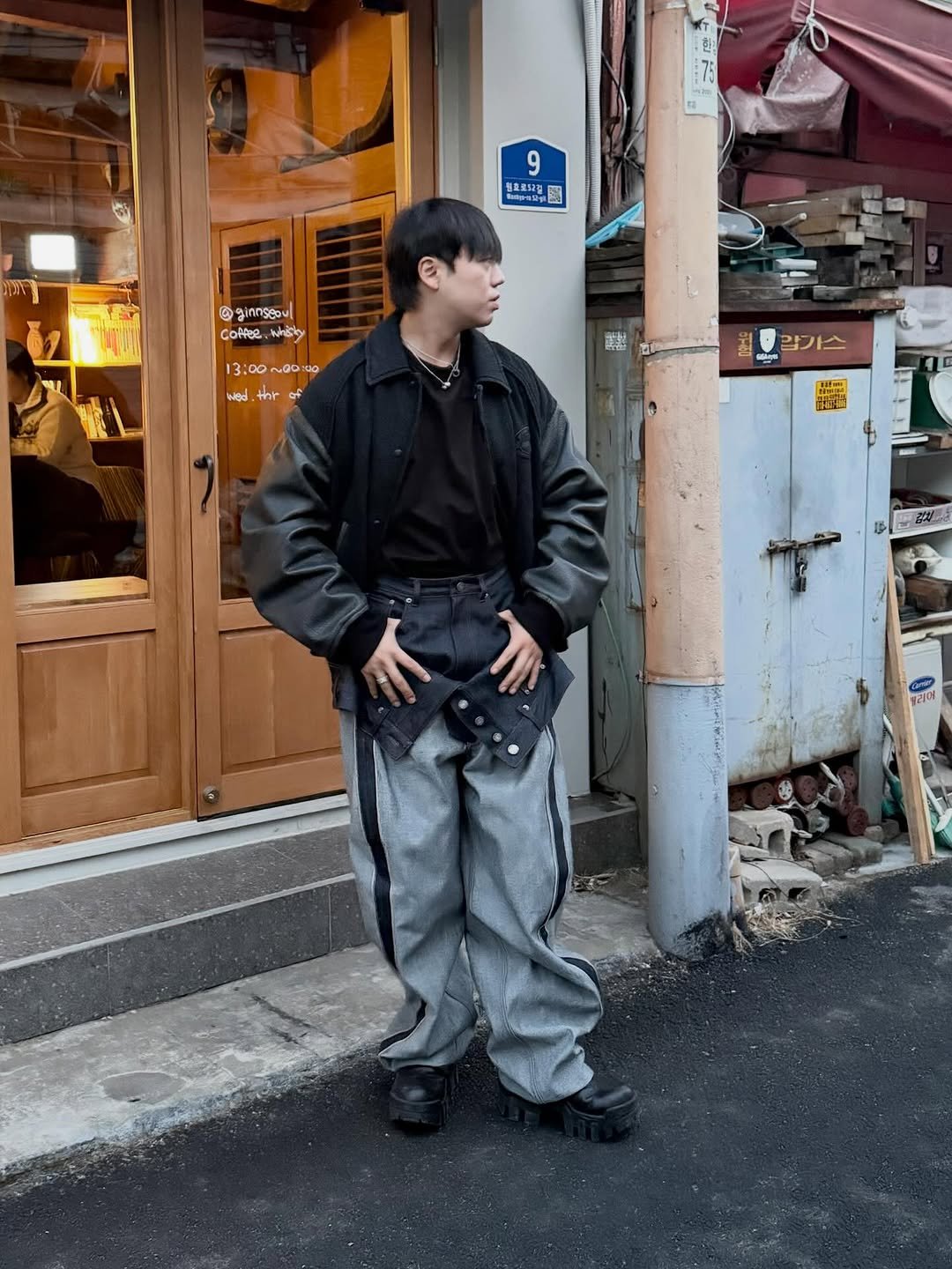 Photo shared by 김상우 on January 24, 2026 tagging @balenciaga, @lookbox._, @snatched_outfit, @juun.j_official, @outfitbattles_korea, @hiphye_official, @look.log, and @howmuch_official. May be an image of one or more people, duffle coat, parka, street and text.