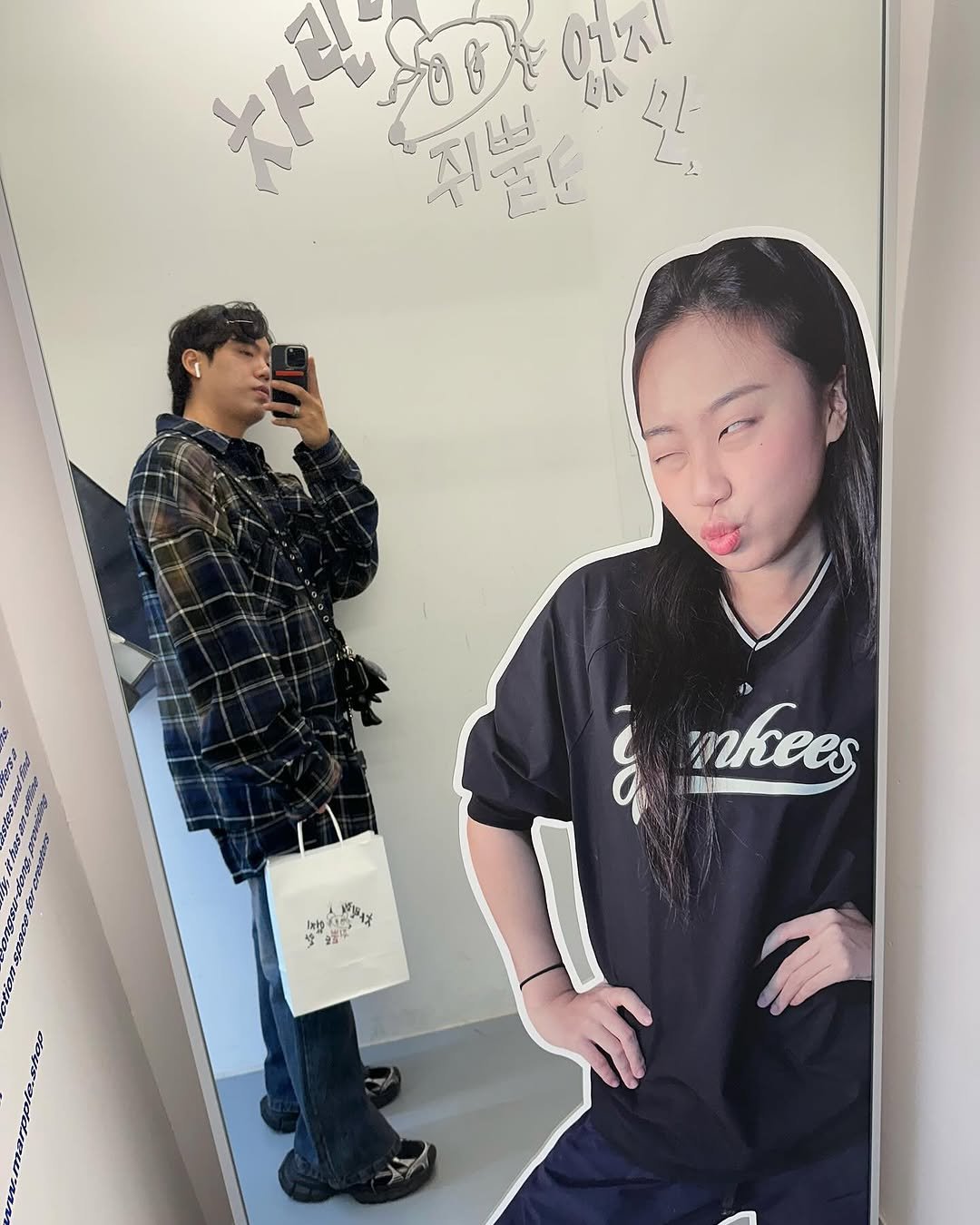 Photo shared by 김상우 on November 16, 2024 tagging @balenciaga, @youngji_02, @lookbox._, @snatched_outfit, @streetwearnow.official, @juun.j_official, @marpple.shop, @myordinary_kr, @outfitbattles_korea, @youngji_gbbul_nocharim, @hiphye_official, and @howmuch_official.