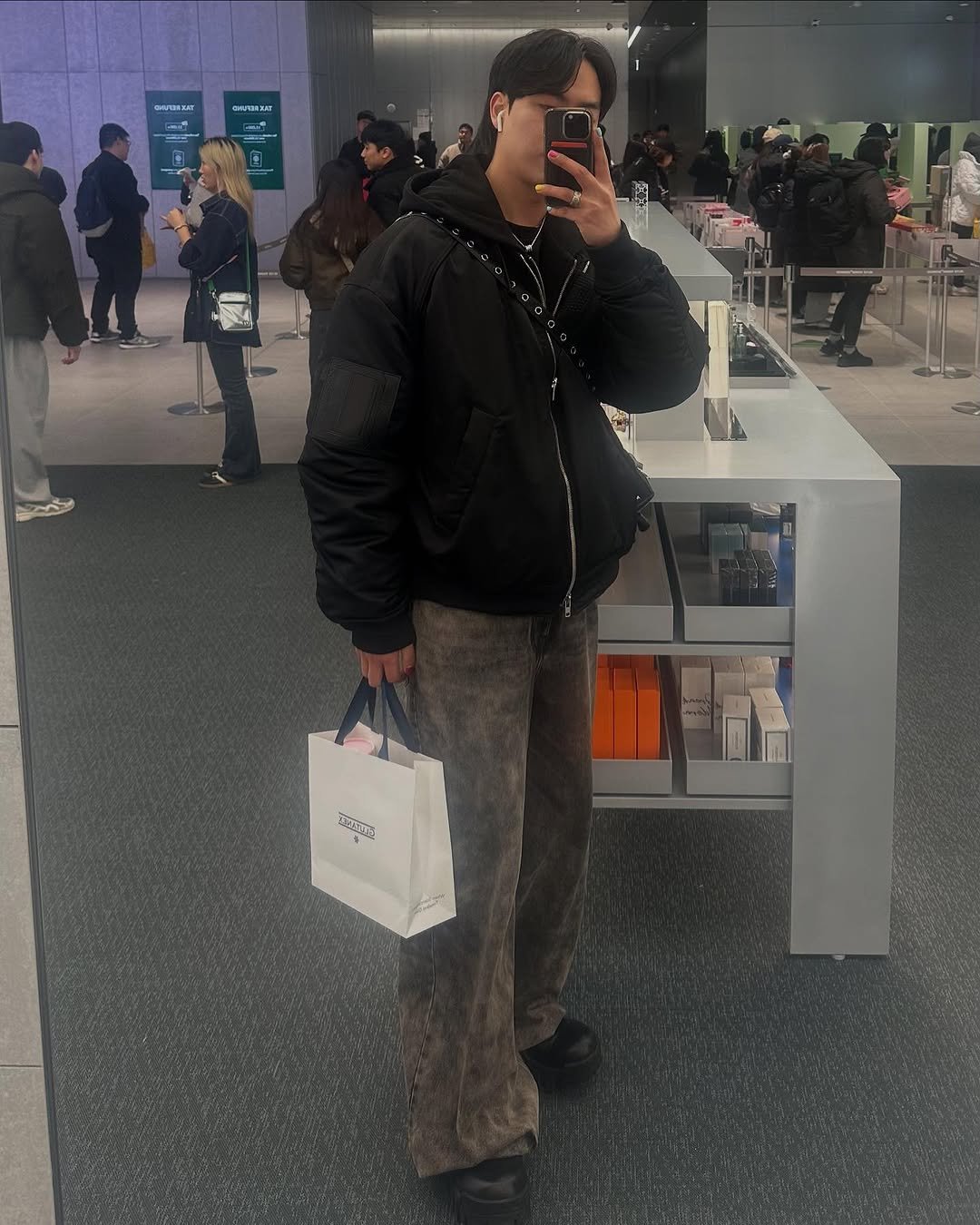 Photo shared by 김상우 on December 14, 2024 tagging @balenciaga, @lookbox._, @snatched_outfit, @juun.j_official, @myordinary_kr, @outfitbattles_korea, @hiphye_official, @howmuch_official, and @glutanex.kr.