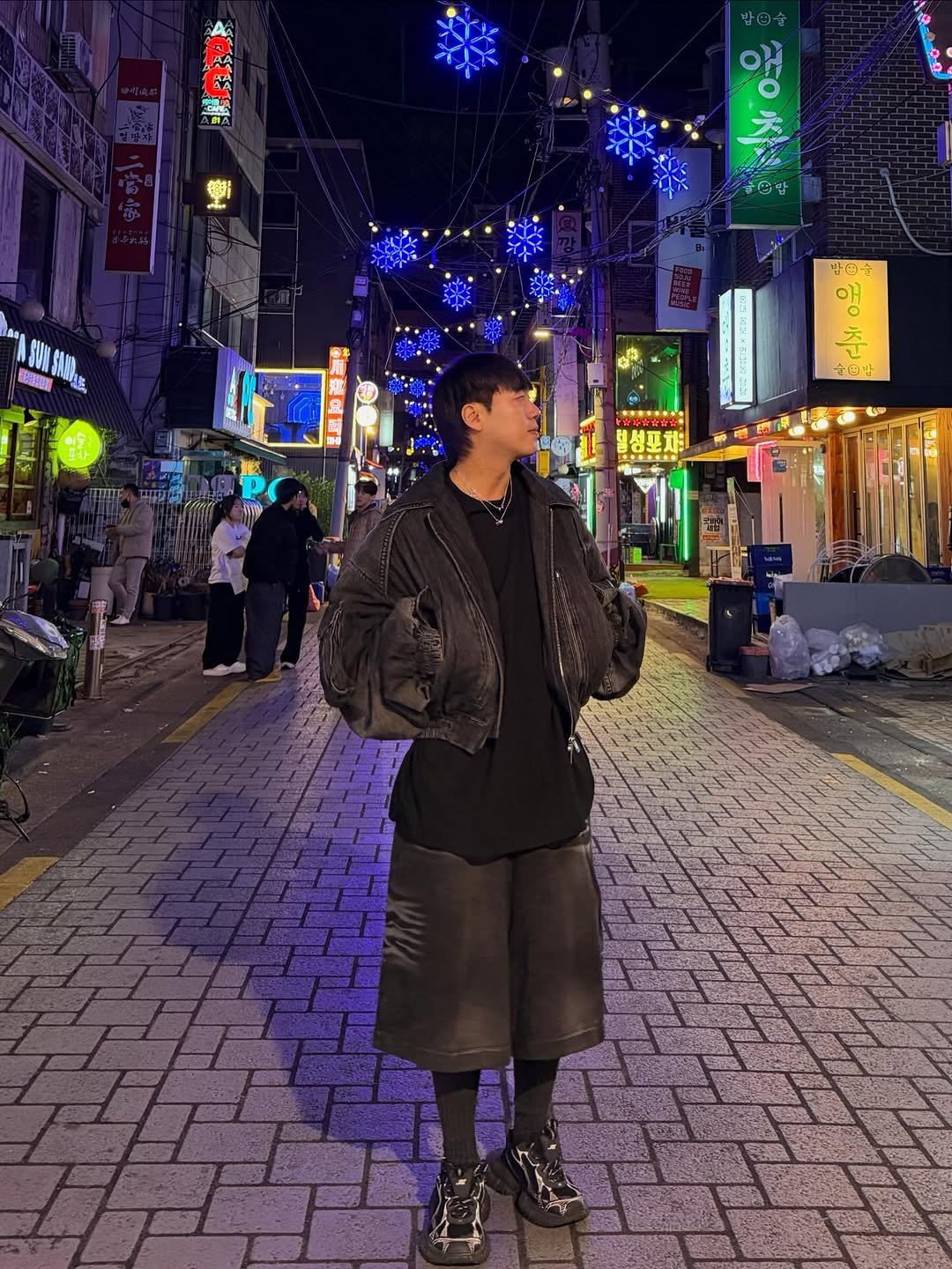Photo shared by 김상우 on February 22, 2026 tagging @balenciaga, @bvlgari, @lookbox._, @snatched_outfit, @juun.j_official, @outfitbattles_korea, @hiphye_official, @fashion_platform_seoul, @look.log, @fashionkode_official, and @howmuch_official. May be an image of duffle coat, lantern, parka, street, night and text.