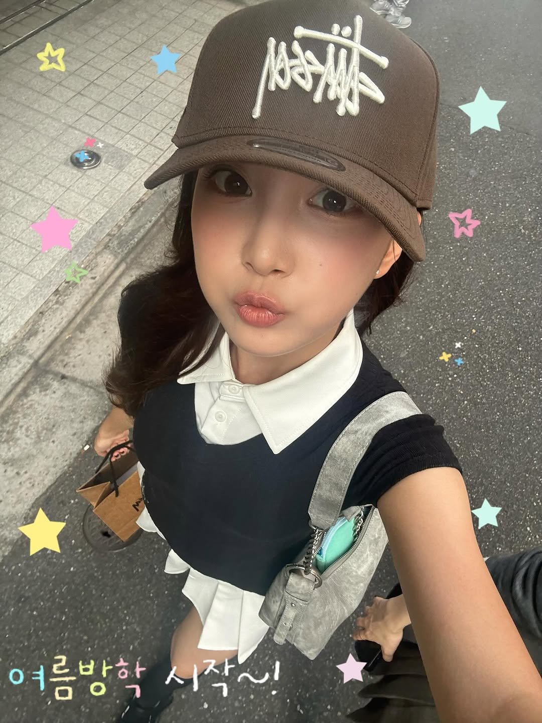 Photo by WOOAH 우아 on September 02, 2025. May be an image of ‎1 person, hat and ‎text that says '‎寿 اجان 여름방학 시작~!‎'‎‎.