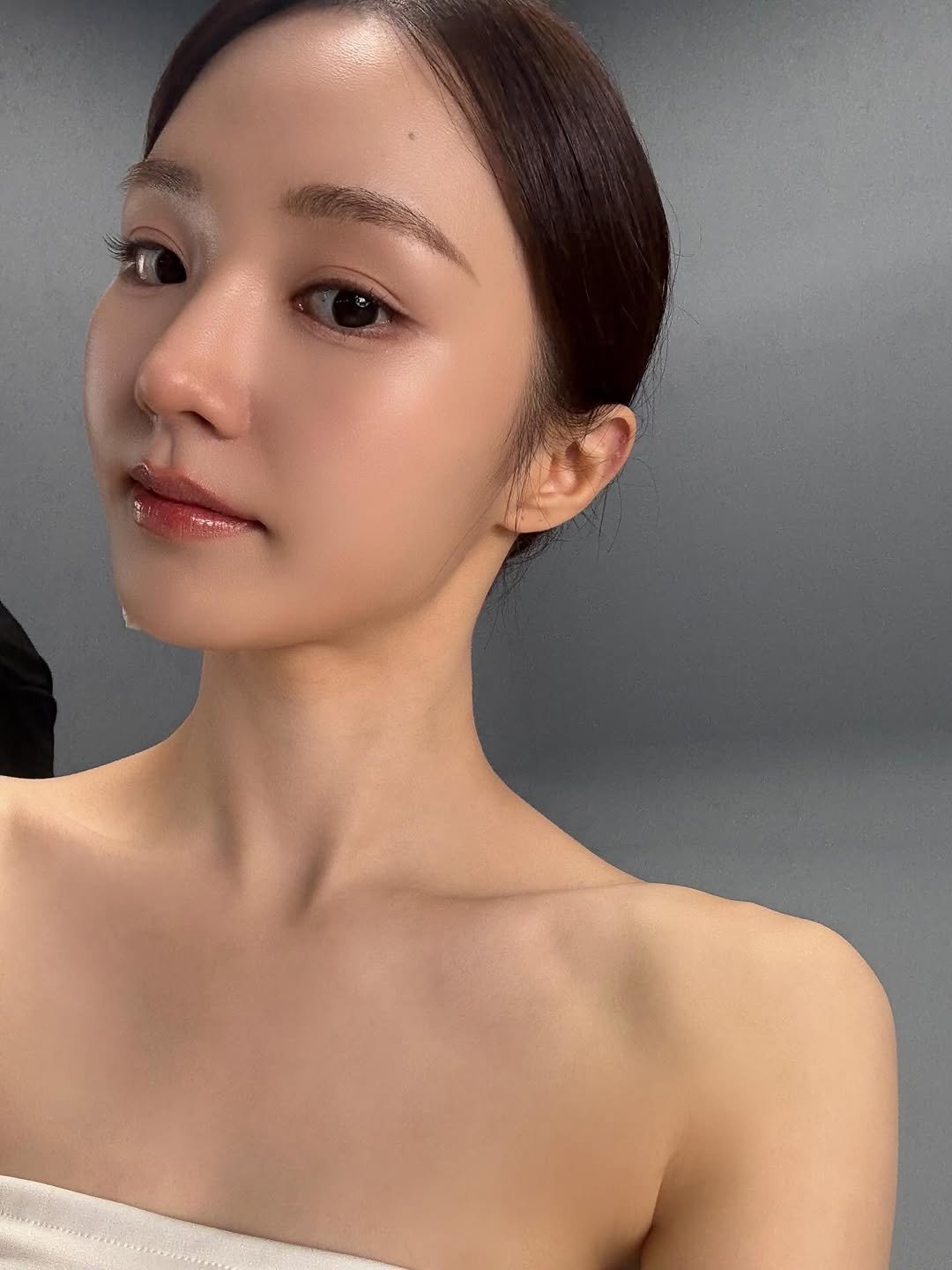 Photo by WOOAH 우아 on September 13, 2025. May be a selfie of 1 person, makeup, hair and text.