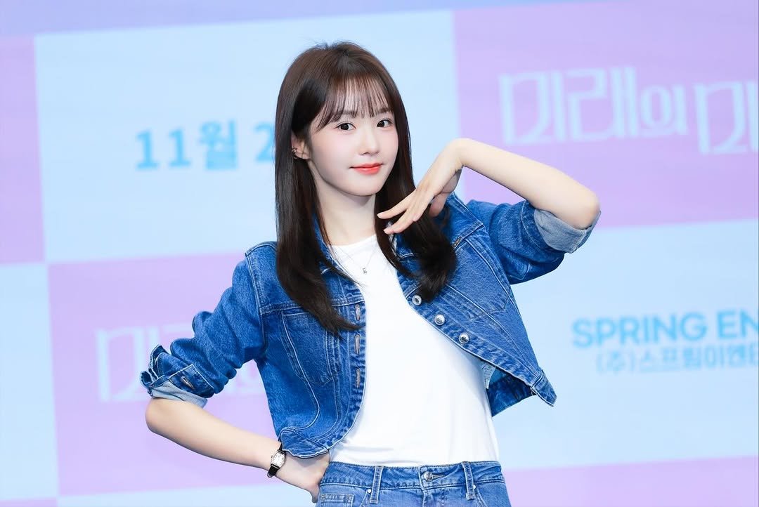 Photo by WOOAH 우아 on November 24, 2025. May be an image of one or more people, hair, top and text that says '11월 SPRING EN (주)스프림이언 VEEC'.