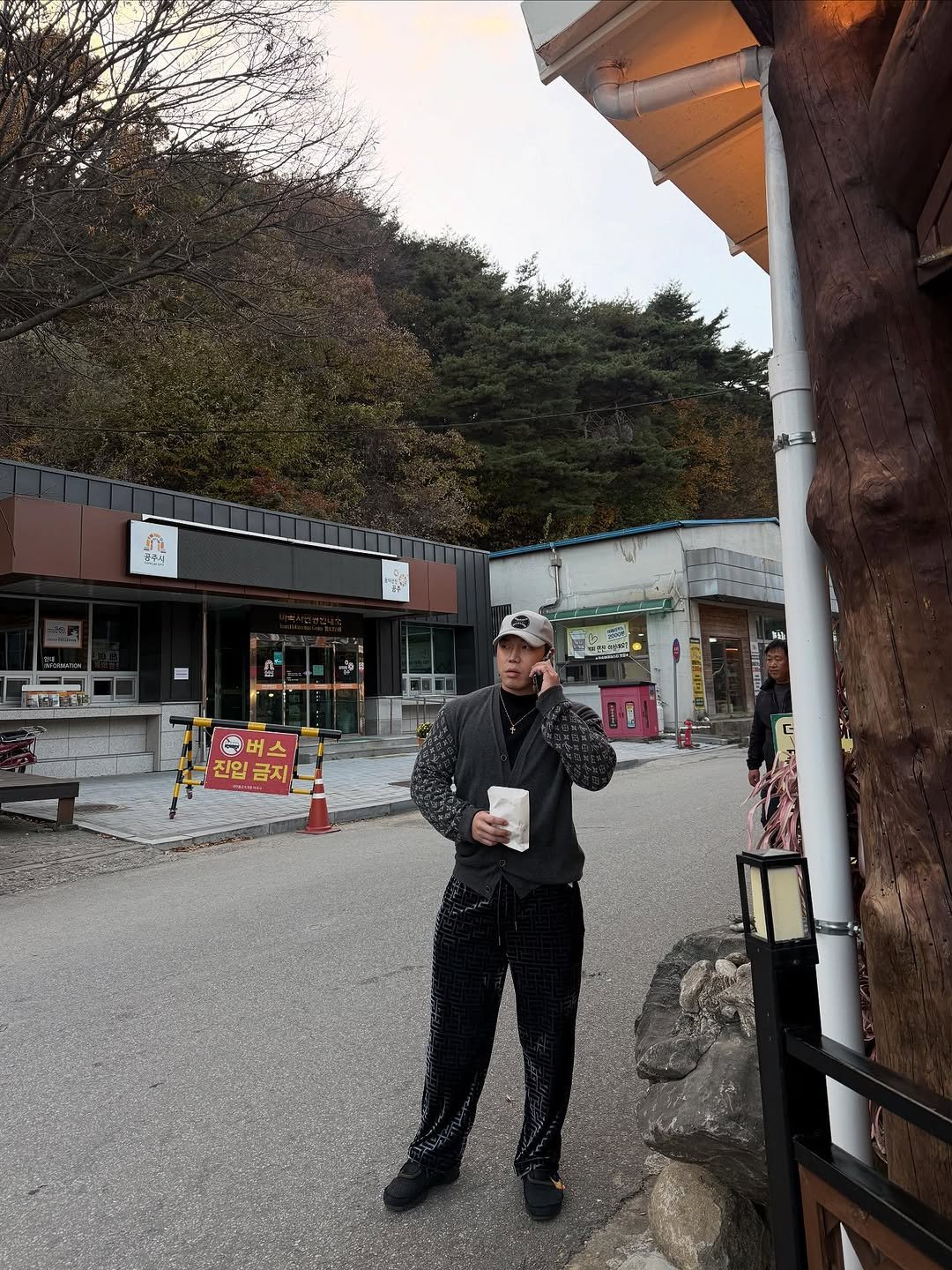 Photo by 우비 on November 09, 2025. May be an image of ‎duffle coat, parka, outdoors and ‎text that says '‎جية ፲ጃኛ T 모버스 진입 진입금지 금지,‎'‎‎.