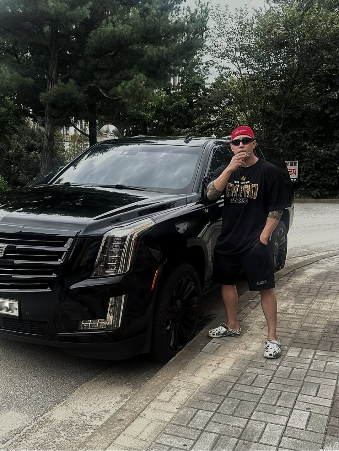 Photo by 우비 on September 23, 2025. May be an image of 1 person, car, limousine, wheel, road and text that says '궁지 M'.