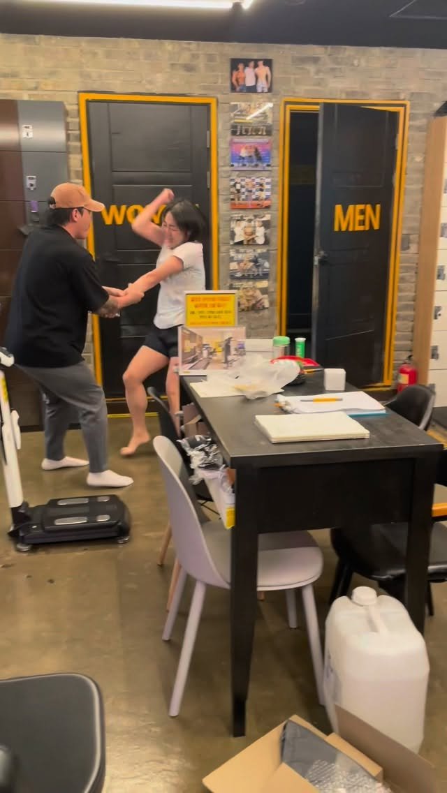 woobizy 게시물 이미지: 몸무게 측정 전에 화장실 다녀와야겠다는 회원. 몸무게부터 확인하고 화장실 가라는...