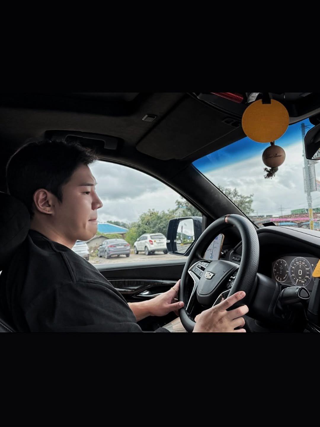 Photo by 우비 on September 30, 2025. May be an image of 1 person, car and text.