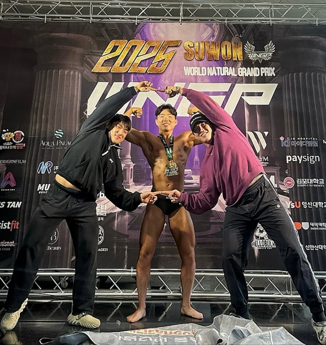 Photo shared by 우비 on November 07, 2025 tagging @ti_tan__soo. May be an image of body building, standing and text that says '2025 WORLDNATURALGRANDPRIX WORLD NATURAL BRAND PRIX SUWON 尺 AQUAPALN 登園 더나꼬학 润味 ስም፡ ERNFILA IR MU KOBPITAL S TAN yM paysign ist it 금지 김포대학교 en IsU 영산대학 대덕 캐덕대할 대약 BMDUL NMI အ HELLOBULI HELCODULKS "ប Ik HEIRN AGEZ 신안산대 청주위오회 E ตลา'.