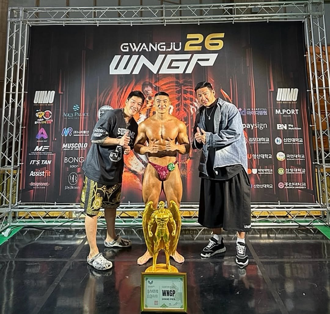 Photo shared by 우비 (김간장) on April 17, 2026 tagging @udtseal32, and @ti_tan__soo. May be an image of one or more people, people bodybuilding and text.