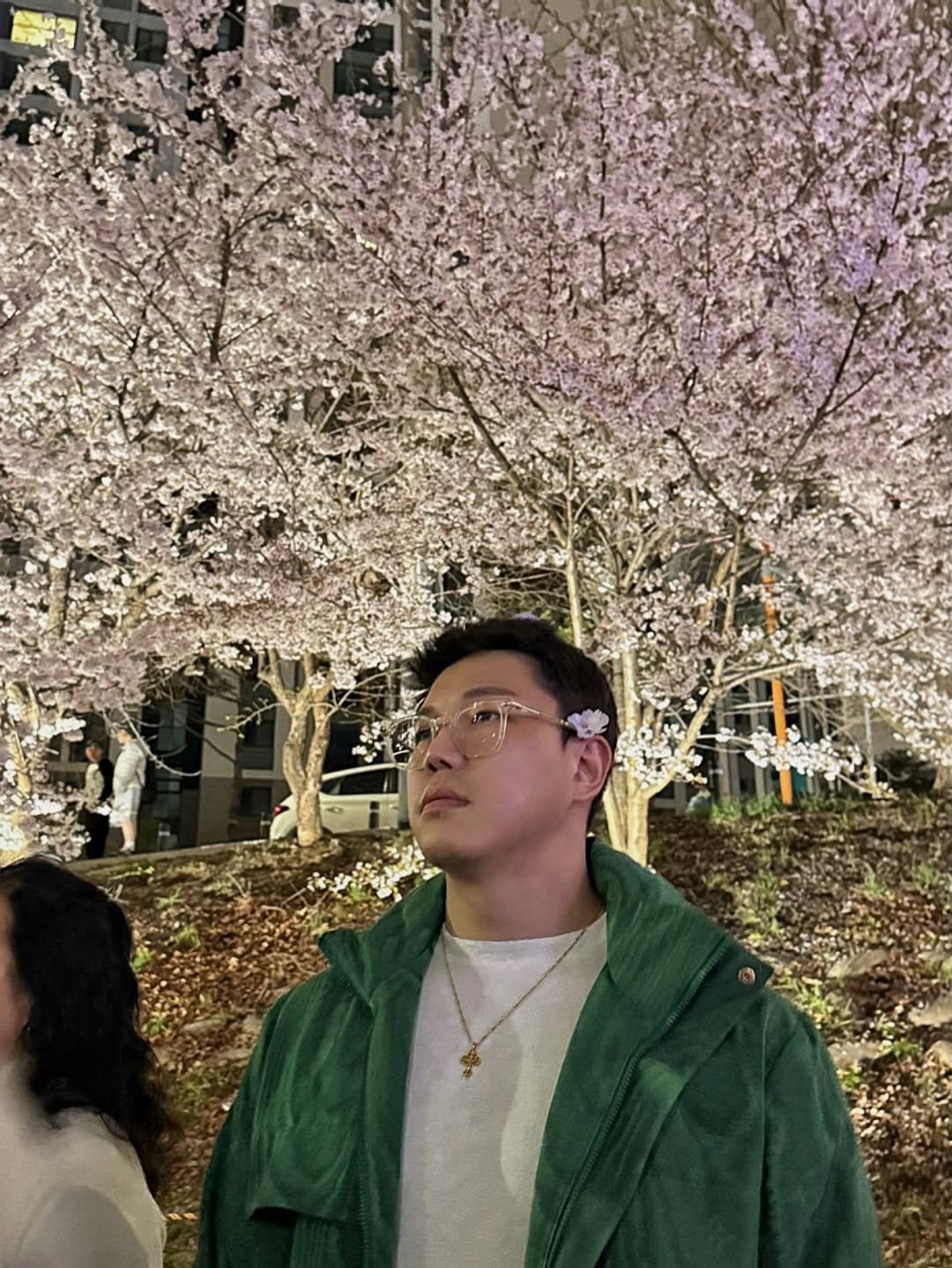 Photo by 우비 (김간장) on April 04, 2026. May be an image of stone-fruit tree, Tokyo Tower, night and text.