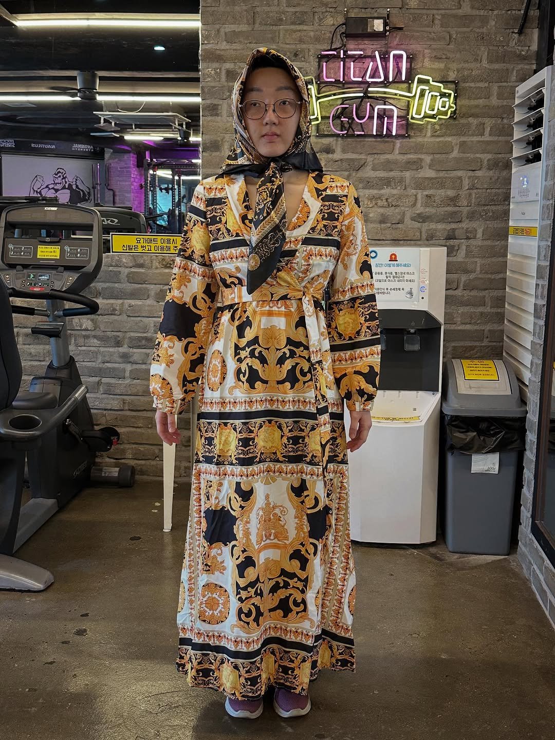 Photo by 우비 on November 11, 2025. May be an image of raincoat, bath robe, headscarf, turtleneck, cloak and text.