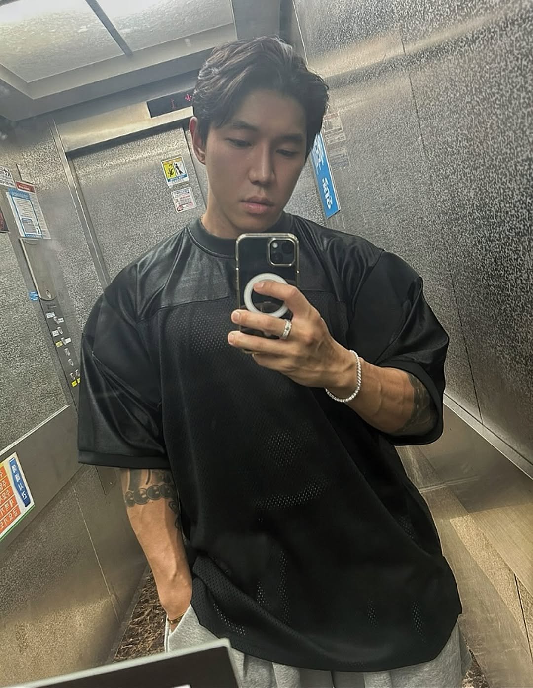 Photo by 우비 on October 29, 2025. May be a selfie of one or more people, biceps, sweatpants and text.