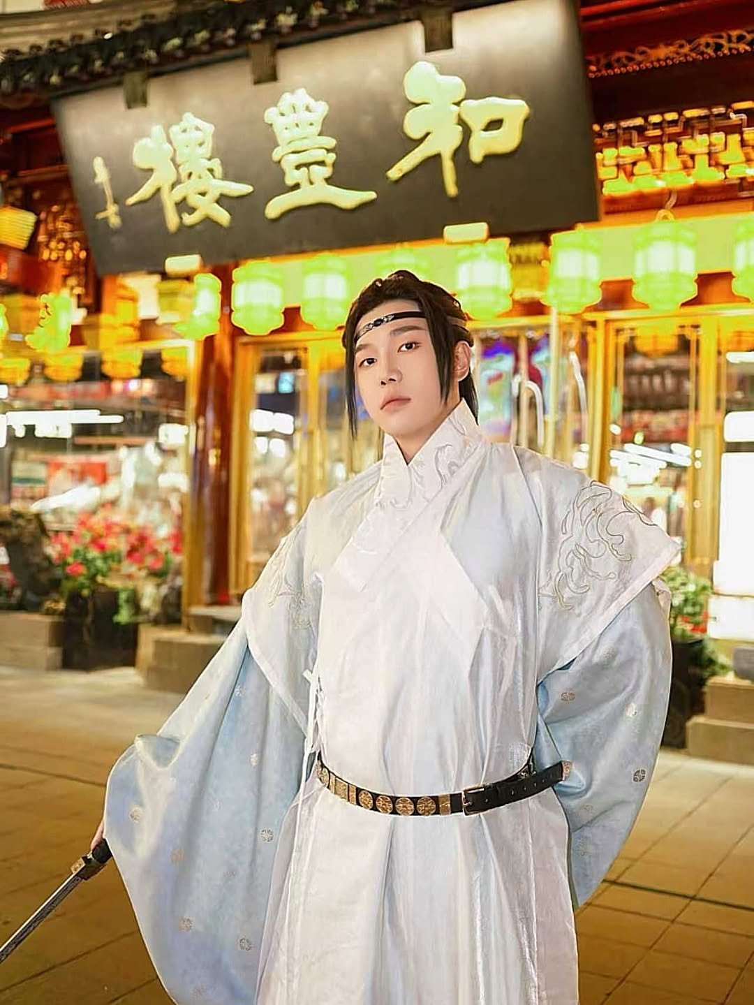 Photo by 우비 on November 25, 2025. May be an image of costume, sword, Gyeongbokgung Palace and text.