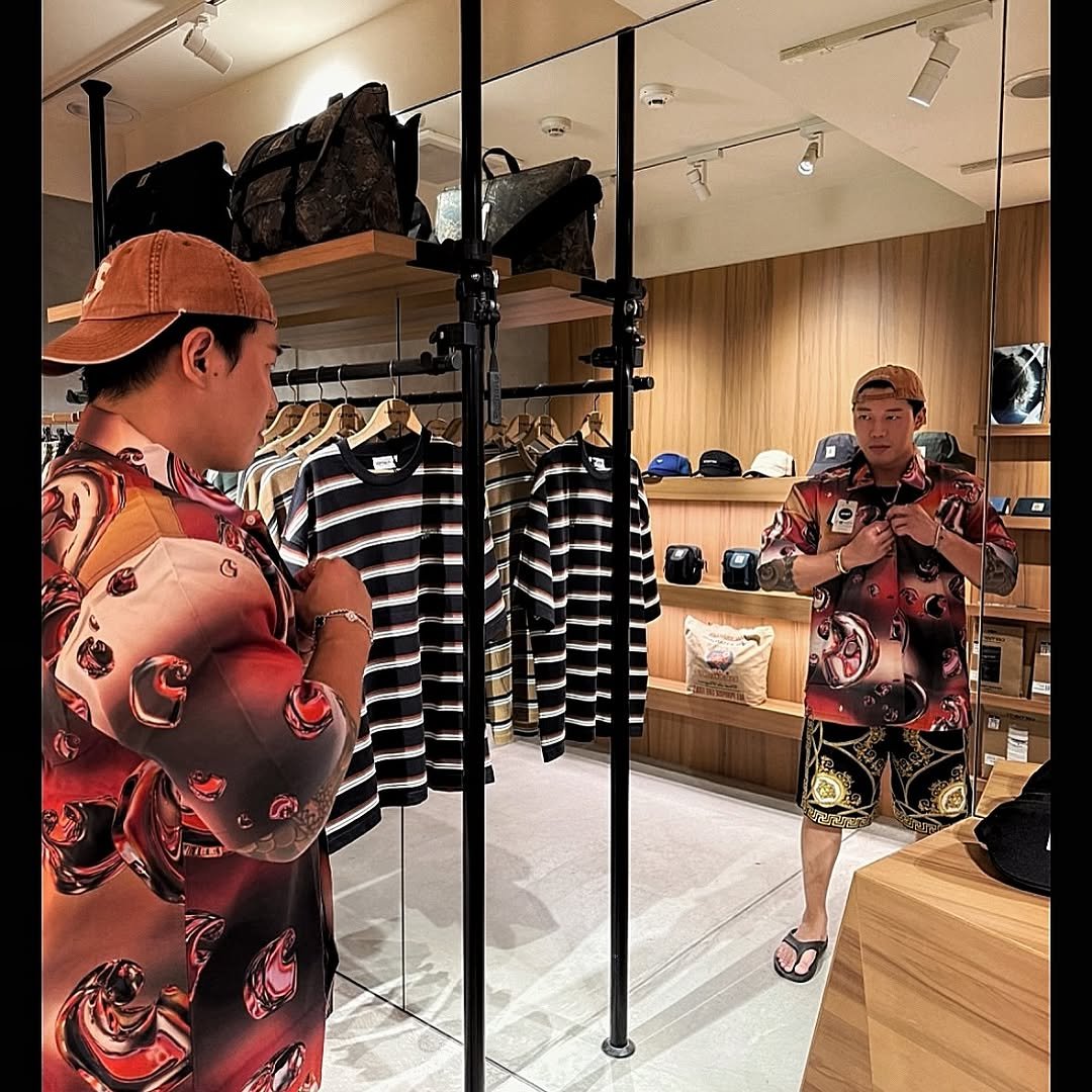 Photo by 우비 on September 14, 2025. May be an image of 2 people, hat shop and text.