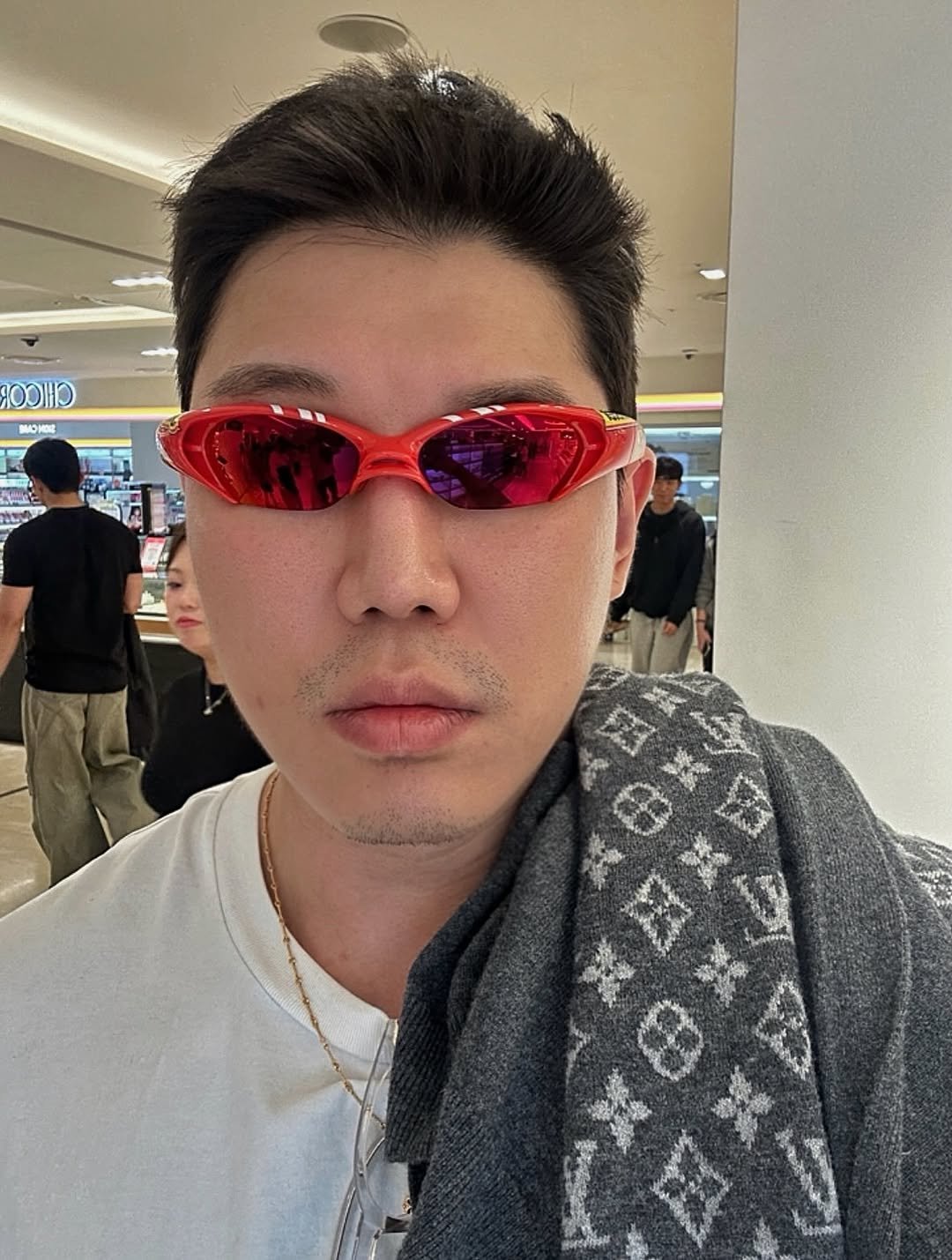 Photo by 우비 (김간장) on April 12, 2026. May be an image of sunglasses, glasses and text.