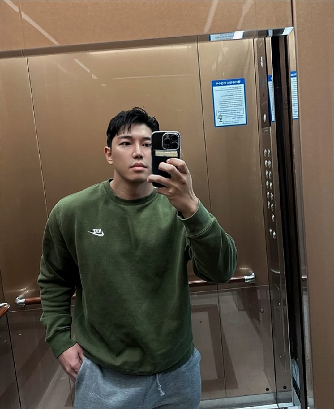 Photo by 우비 on November 11, 2025. May be a selfie of sweatshirt, sweatpants, mirror and text.