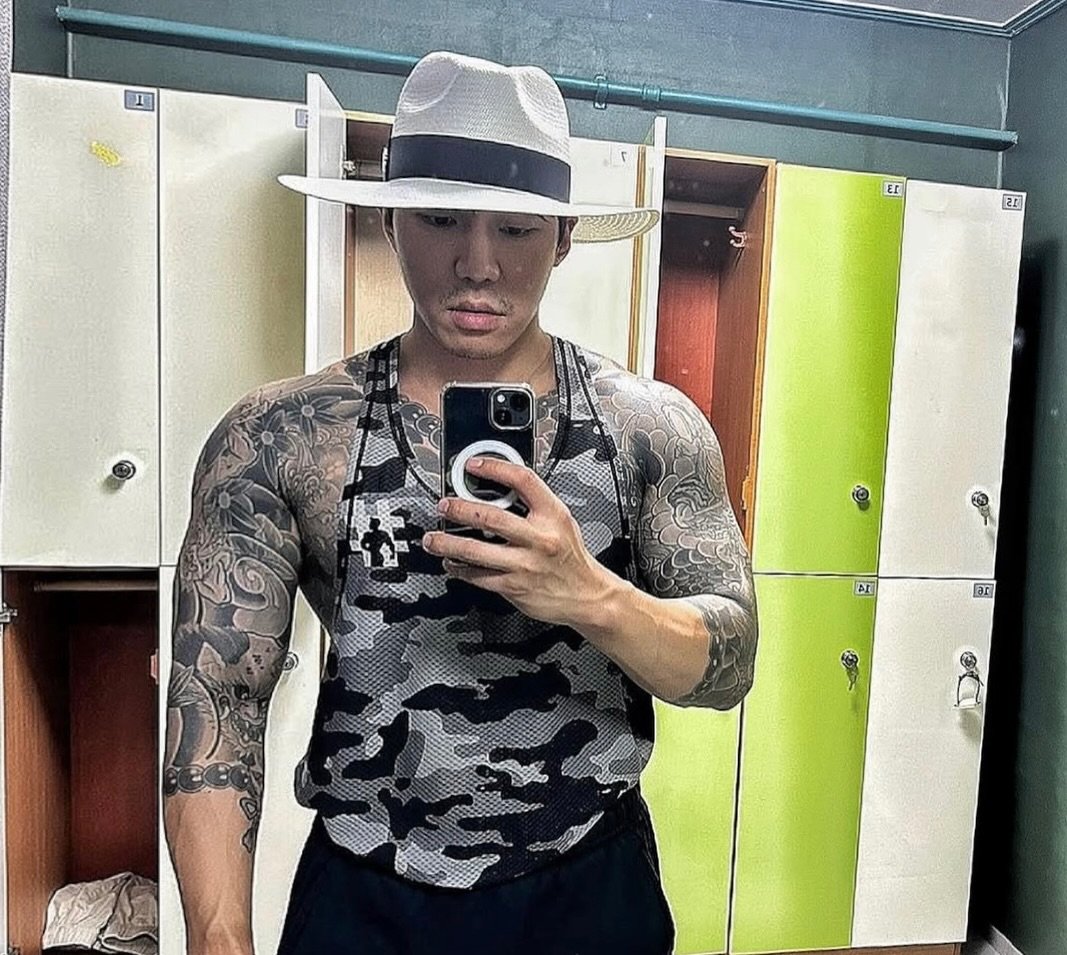 Photo by 우비 on February 12, 2026. May be a selfie of one or more people, biceps, tattoo, people bodybuilding, hat and text.