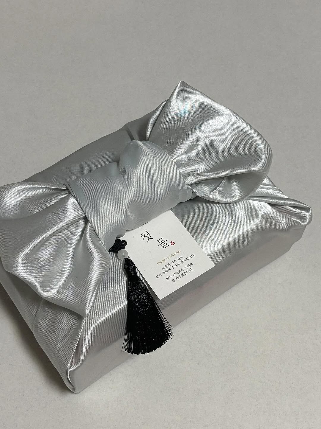 Photo by 우디 | 집꾸미기 | 육아 on September 11, 2025. May be an image of napkin ring, bow, hamper and text.