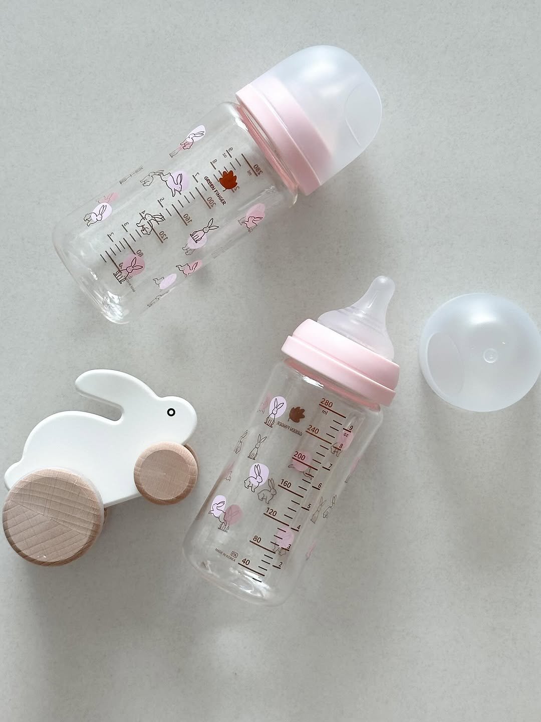 Photo by 우디 | 집꾸미기 | 육아 on September 16, 2025. May be an image of bottle, water bottle and text.