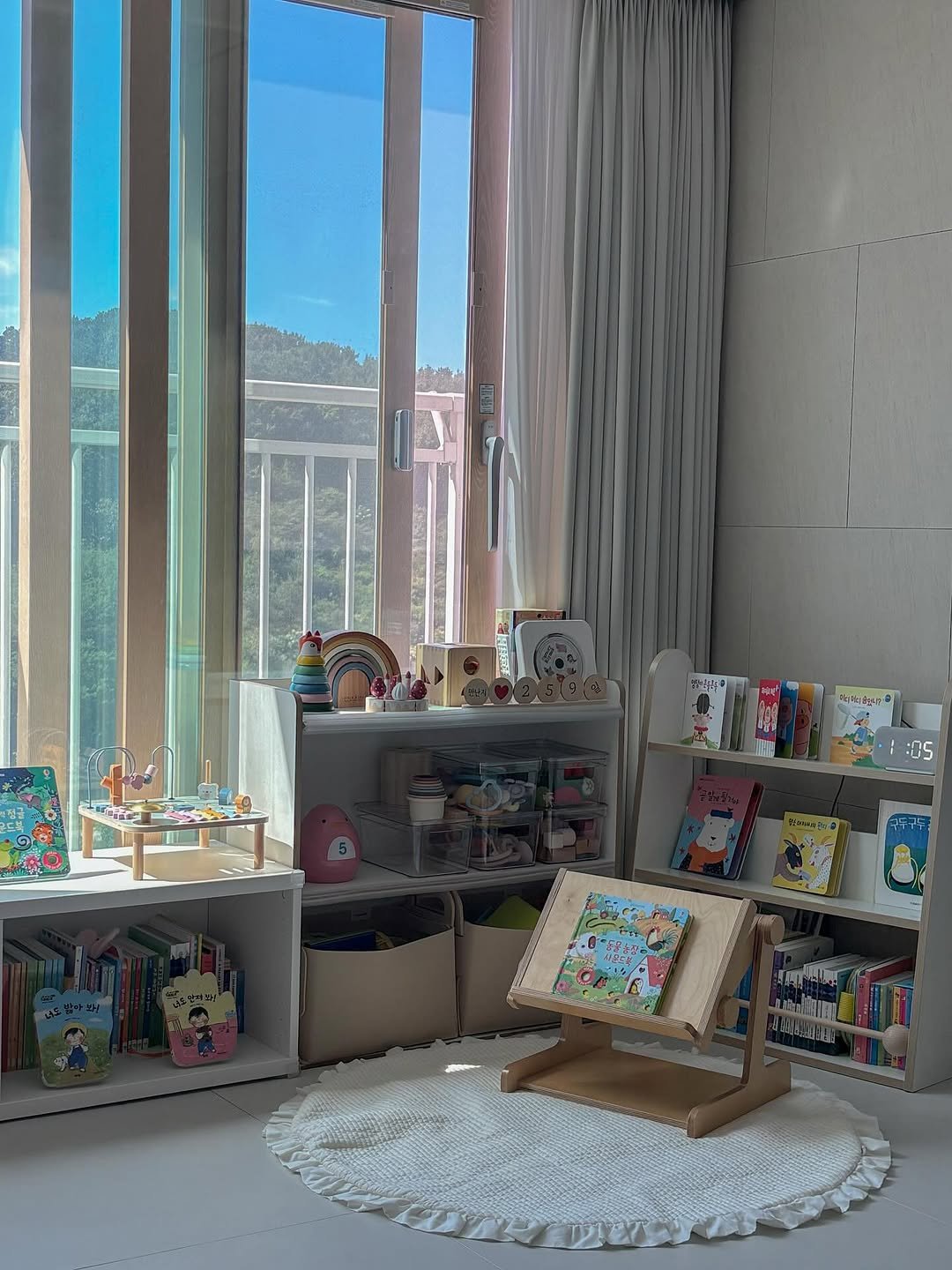 Photo shared by 우디 | 집꾸미기 | 육아 on September 21, 2025 tagging @ikeakr, @commemoi._.official, and @slowallee_official. May be an image of dollhouse, shadow box, doll, display case, indoors and text.