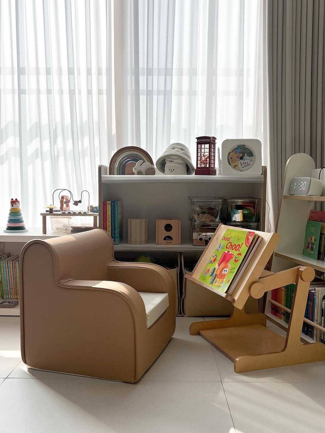 Photo shared by 우디 | 집꾸미기 | 육아 on November 12, 2025 tagging @bacci.shop, @alzipmat, @commemoi._.official, and @slowallee_official. May be an image of childrens toy, curtains, armchair, chair, rocking chair, indoors and text.