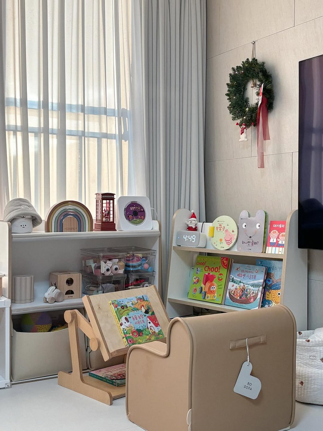 Photo shared by 우디 | 집꾸미기 | 육아 on November 25, 2025 tagging @bacci.shop, @commemoi._.official, and @slowallee_official. May be an image of ‎toy, bunk bed, baby bed, rack, rocking chair, shelf, indoors and ‎text that says '‎ESLEEE 3 불금온 4:49 돼자들의 하나만 하나만플러? 러? 群 토언사은드 사은다 "동문농장 사용드폰 사몬드 3 نه SDFA‎'‎‎.