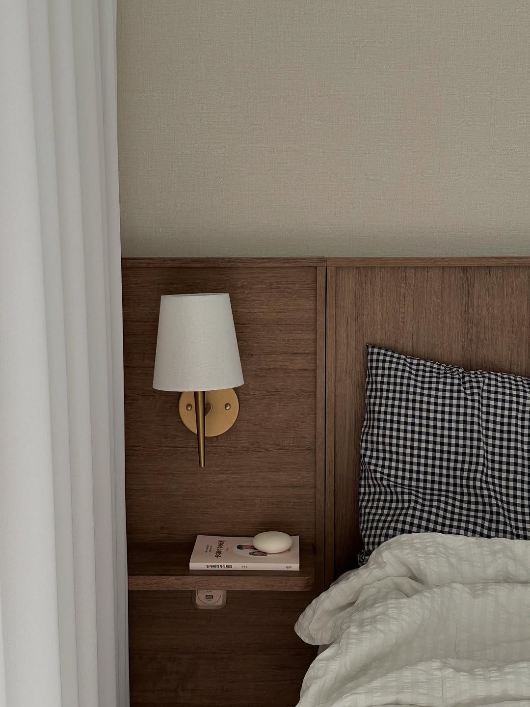 Photo by 우디 | 집꾸미기 | 육아 on December 10, 2025. May be an image of bed, lighting, lamp, headboard, mattress, indoors, bedroom and text.