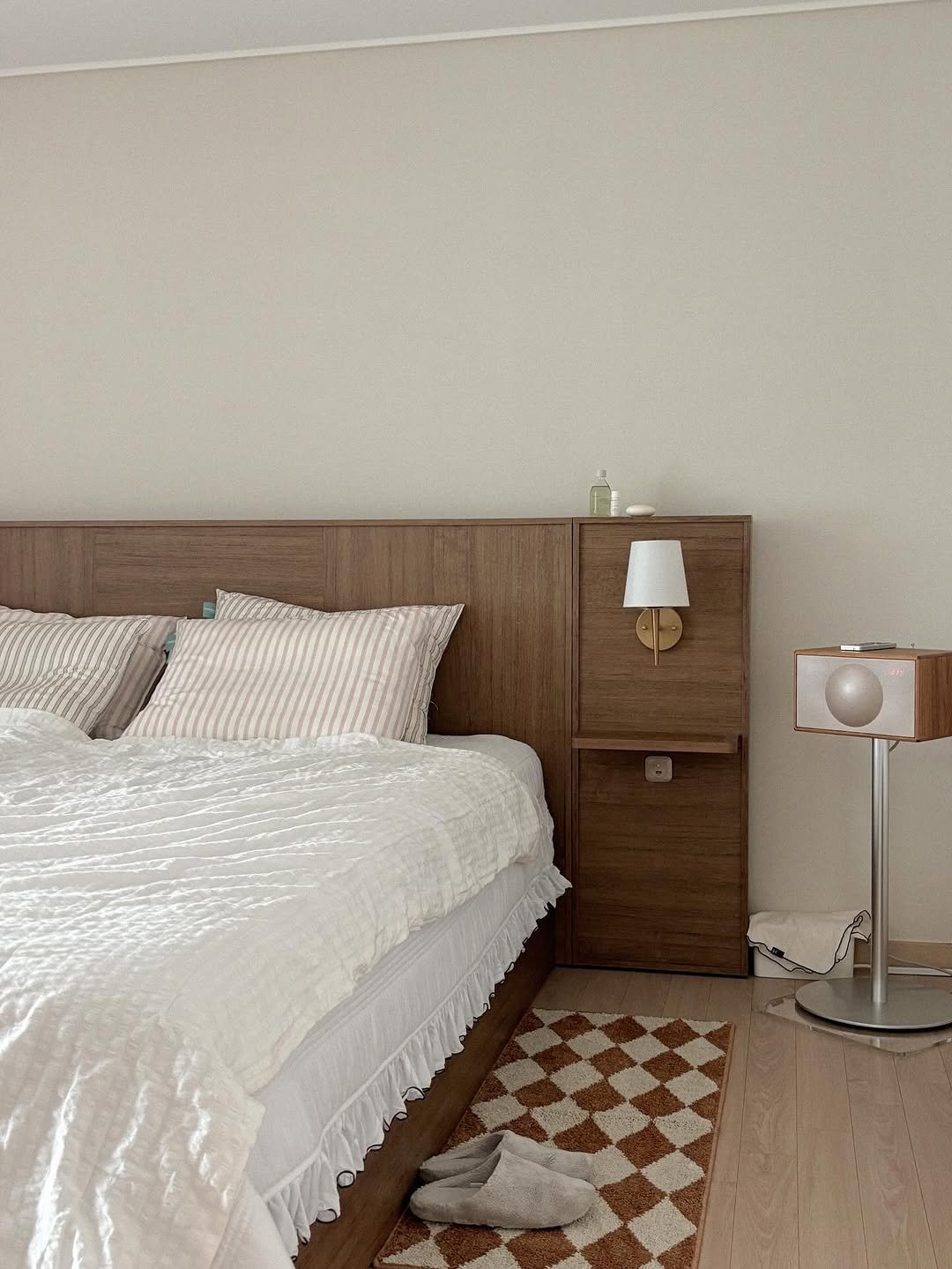 Photo by 우디 | 집꾸미기 | 육아 on December 01, 2025. May be an image of lighting, mattress, headboard, indoors, bedroom and text.