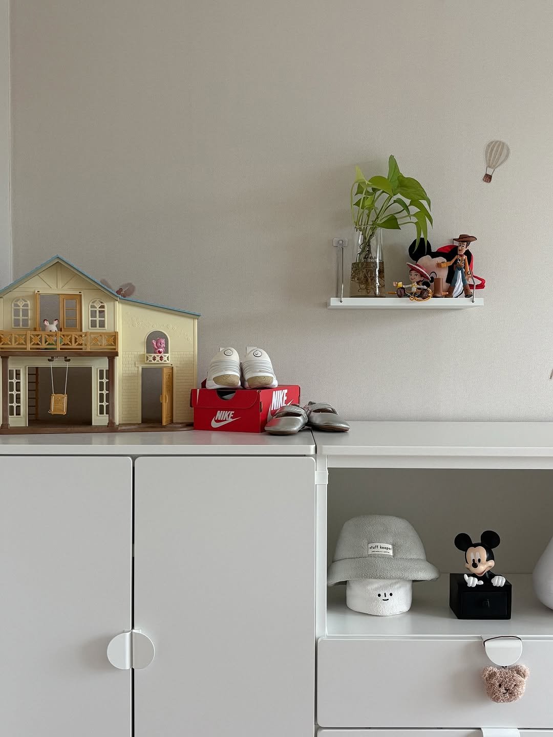 Photo shared by 우디 | 집꾸미기 | 육아 on August 16, 2025 tagging @ikeakr. May be an image of dollhouse, armoire, lego, shelf, rack and text.