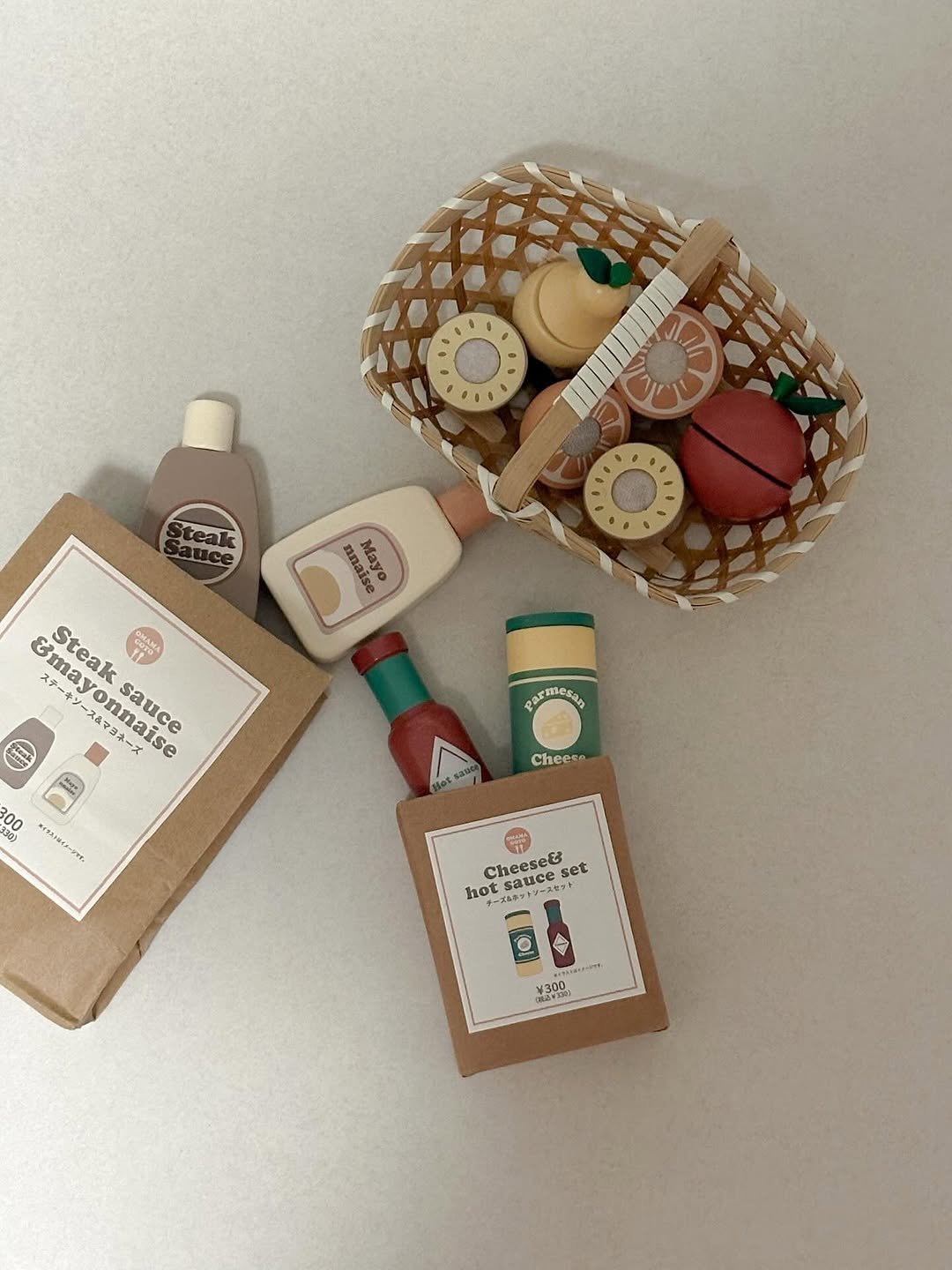 Photo by 우디 | 집꾸미기 | 육아 on January 28, 2026. May be an image of hair product, fragrance, gingerbread cookie, perfume, basket, hamper, lotion, hand cream and text.