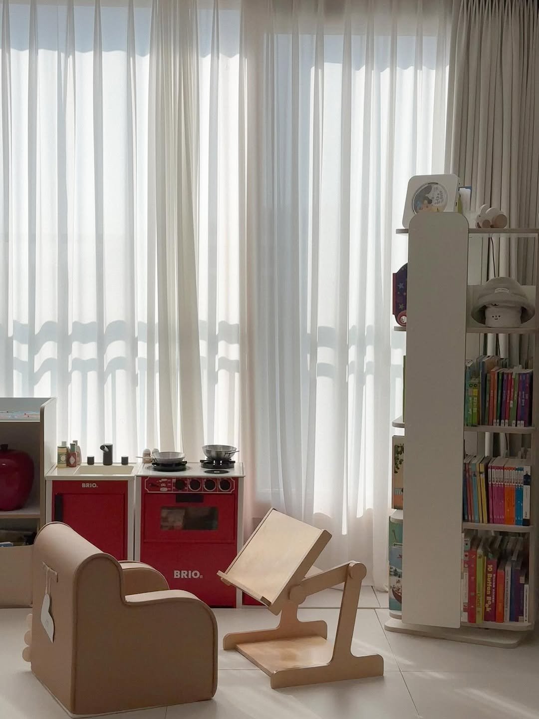 Photo shared by 우디 | 집꾸미기 | 육아 on February 06, 2026 tagging @brioplay, @ran_gagu, @bacci.shop, and @commemoi._.official. May be an image of curtains, armchair, chaise lounge, sliding door, indoors and text.