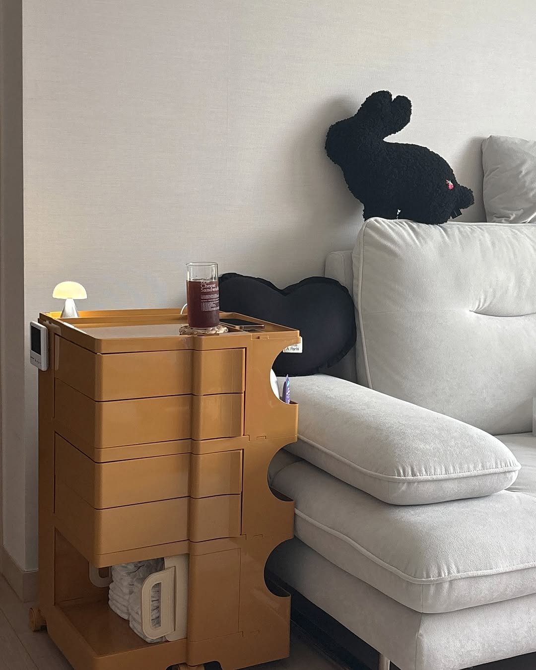 Photo shared by 우디 | 집꾸미기 | 육아 on July 26, 2025 tagging @chez_nous_a.paris, @kittybunnypony, @lexonkorea, @bestliving_furniture, and @momur.official. May be an image of chaise lounge, rack, mattress and text.