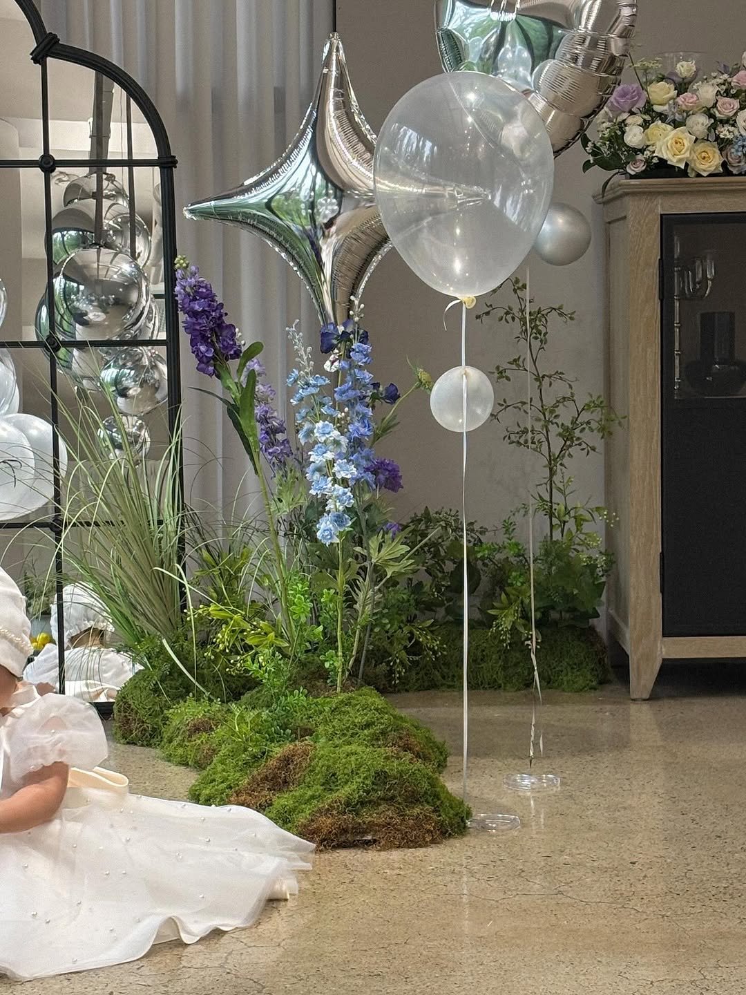 Photo by 우디 | 집꾸미기 | 육아 on September 25, 2025. May be an image of 2 people, balloon, flower arrangement, baby's-breath, amaranth and text.