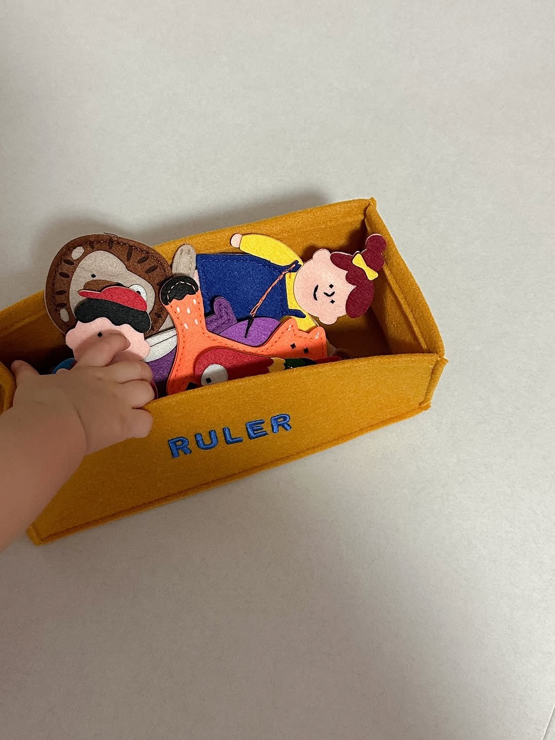 Photo by 우디 | 집꾸미기 | 육아 on September 04, 2025. May be an image of lace, hamper, carton, stitching and text that says 'RULER RUL ER'.
